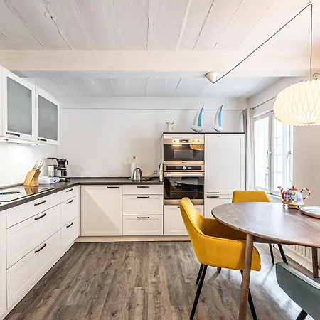 Fewo1846 - Kaete-lassen-huus - Uriges Kapitaenshaeuschen Auf 3 Ebenen Mit Dachterrasse Am Hafen