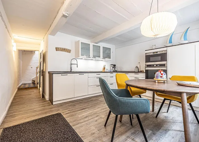 Дом отдыха Fewo1846 - Kaete-lassen-huus - Uriges Haeuschen Auf 3 Ebenen Mit Dachterrasse Am Hafen